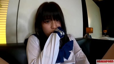 Chica japonesa de 18 años con tetas pequeñas se corre y llega al orgasmo con un dedo y un juguete sexual. Chica asiática con disfraz de cosplay escolar da mamadas en video amateur. Mao 7 OSAKAPORN.